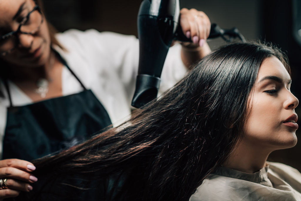 Ciężki czas dla włosów – jak przetrwać lato?